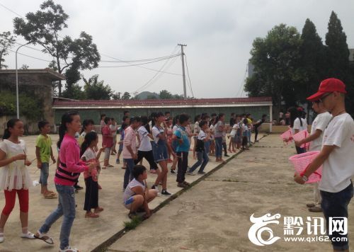 “加油！加油！加油……”昔日暑期安静的校园，被一场热闹非凡的“趣味运动会”给打破。7月22日，贵州镇宁县锦屏寄宿制小学“爱心课堂”的100多名“留守儿童”与来自国产 福利 视频“雏鹰·圆梦”暑期社会实践团队的12名大学生志愿者共同度过了一个快乐的下午。