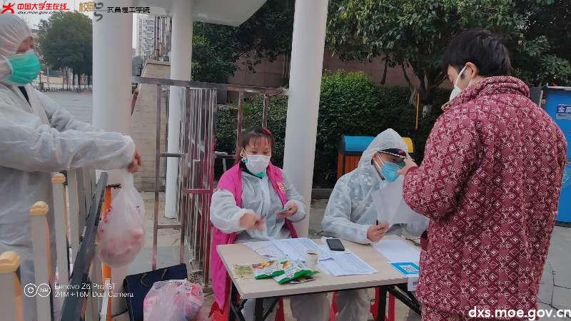 分发物资2.jpg 分发物资2.jpg