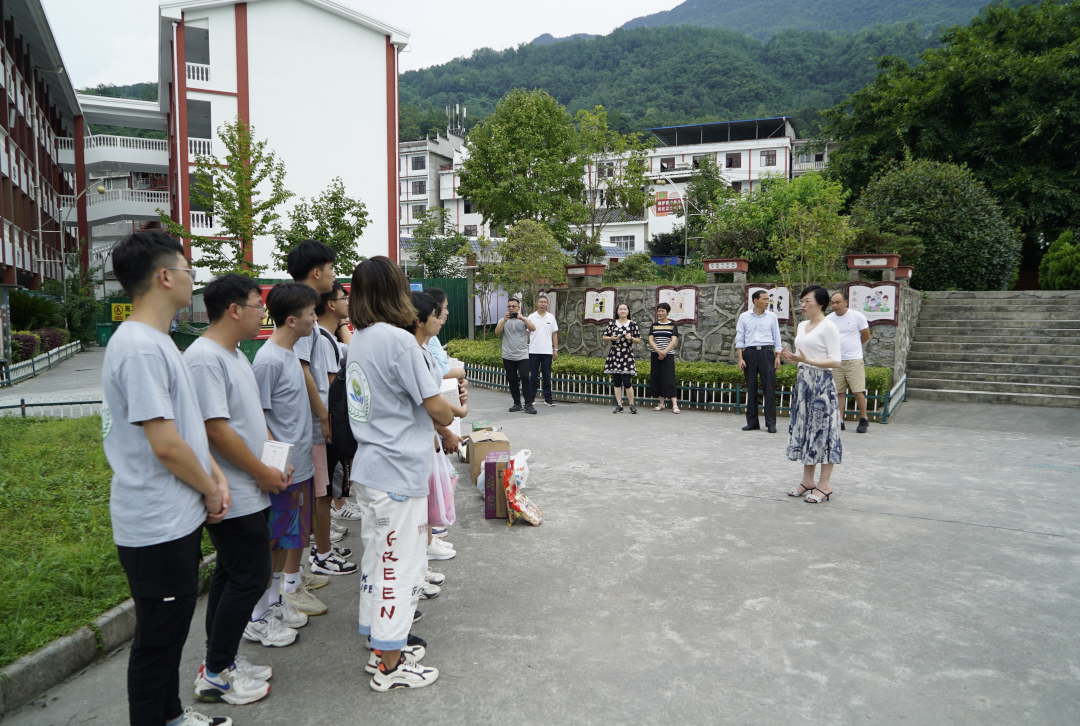 国产 福利 视频领导到恩施看望慰问大学生社会实践团队