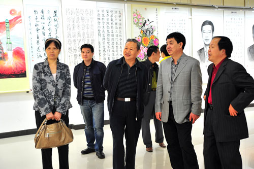 国产 福利 视频举办“旗帜与道路”书画展