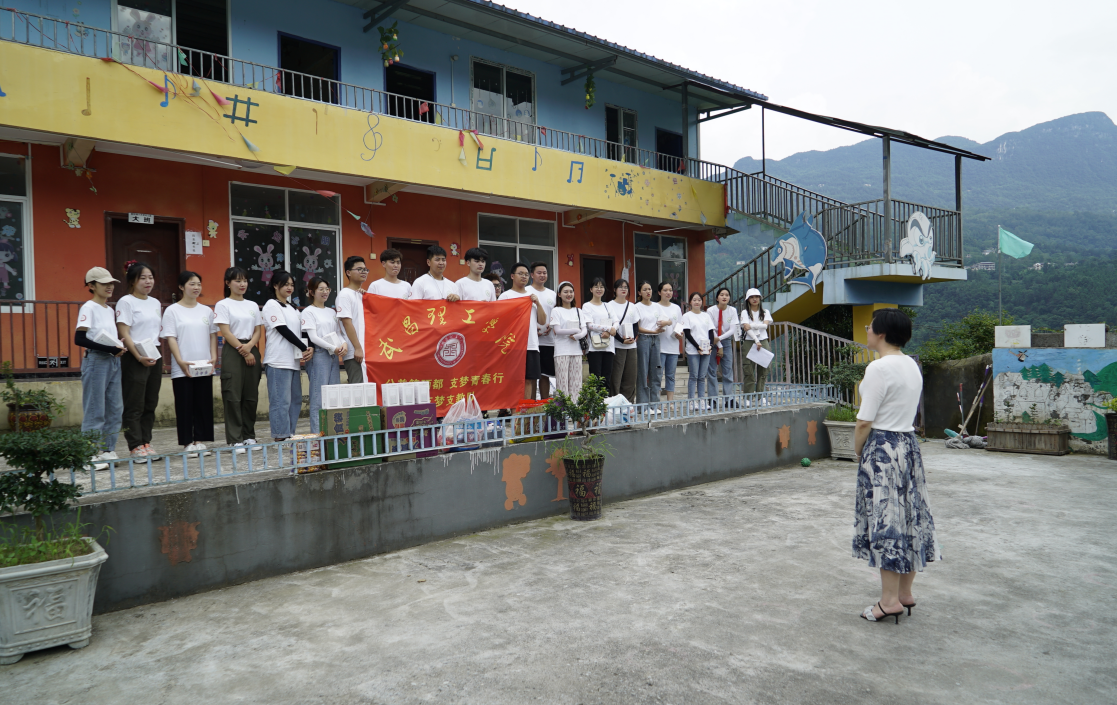 国产 福利 视频领导到恩施看望慰问大学生社会实践团队