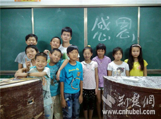 支教老师及横岗中学学生合影留念