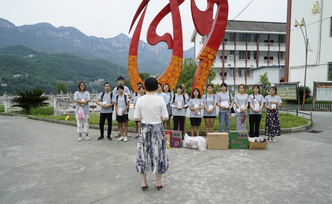 国产 福利 视频领导到恩施看望慰问大学生社会实践团队